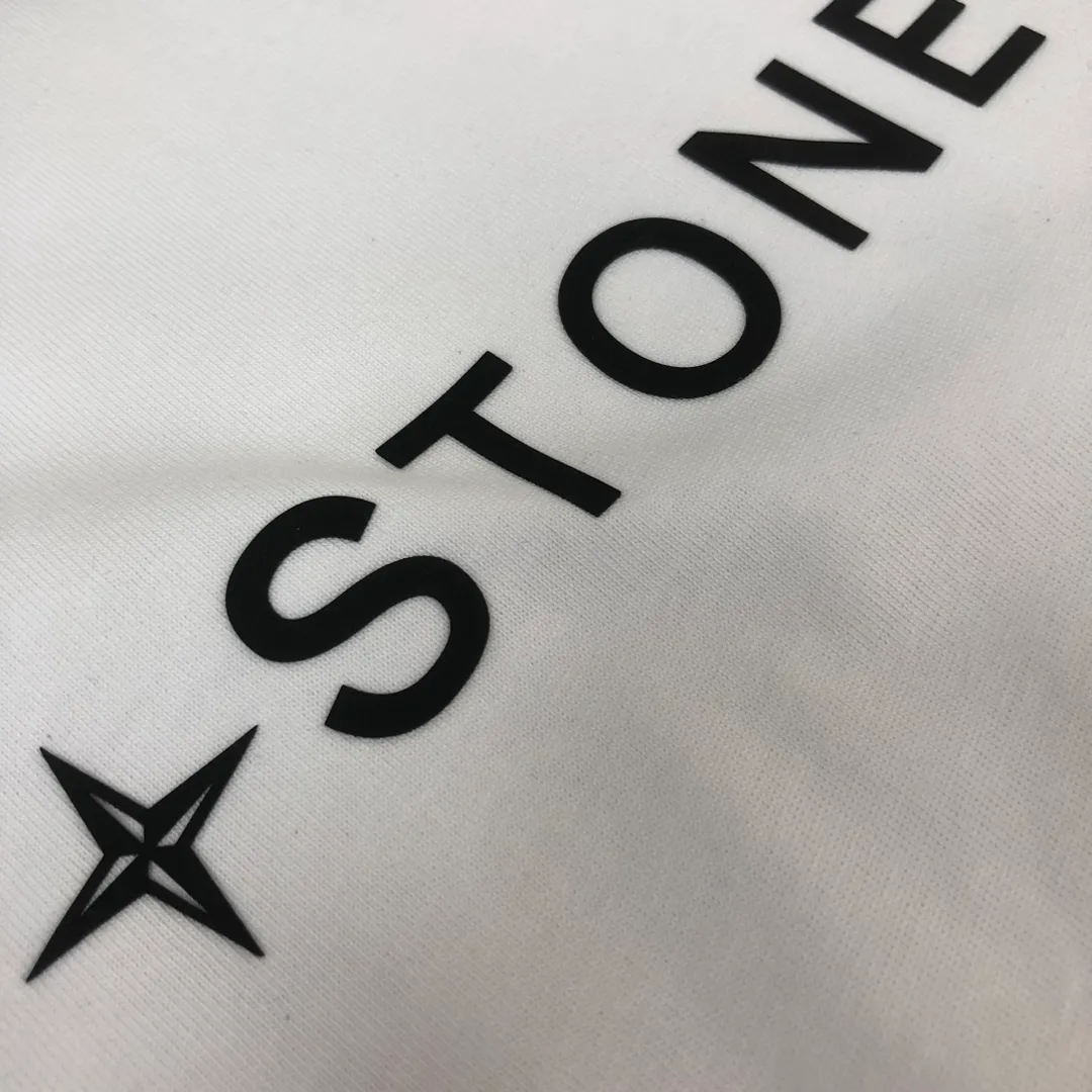 P180 Stone Island 2025 latest T-shirt, couple style ~ original order, fashionable and casual short T-shirt, three-dimensional logo letter logo silicone printing technology on the chest! Specially supplied with customized cotton fabrics ~ Cotton T-shirts ~ Pre-washed to prevent deformation and shrinkage, making the upper body more comfortable and breathable ~ All available from stock ~ Unique design style, trendy must-have item, complete with three standards 👍 Color: black/white/dark gray/brown Size: S M L XL (larger version, please indicate your height and weight when placing an order)